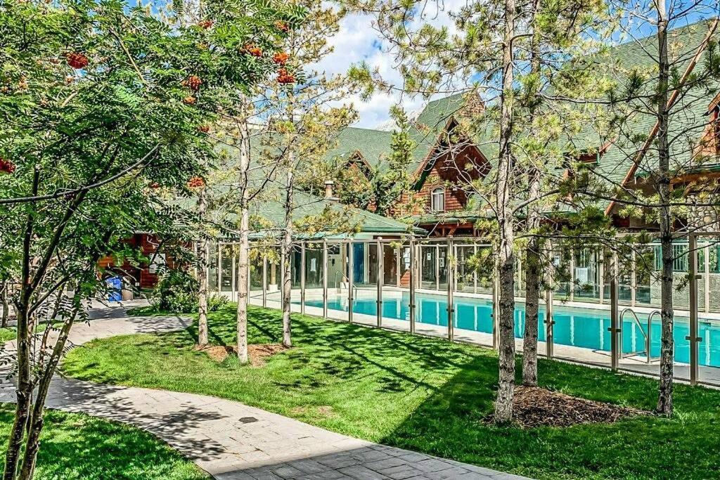 Mystic Getaway Apartment Канмор Екстериор снимка