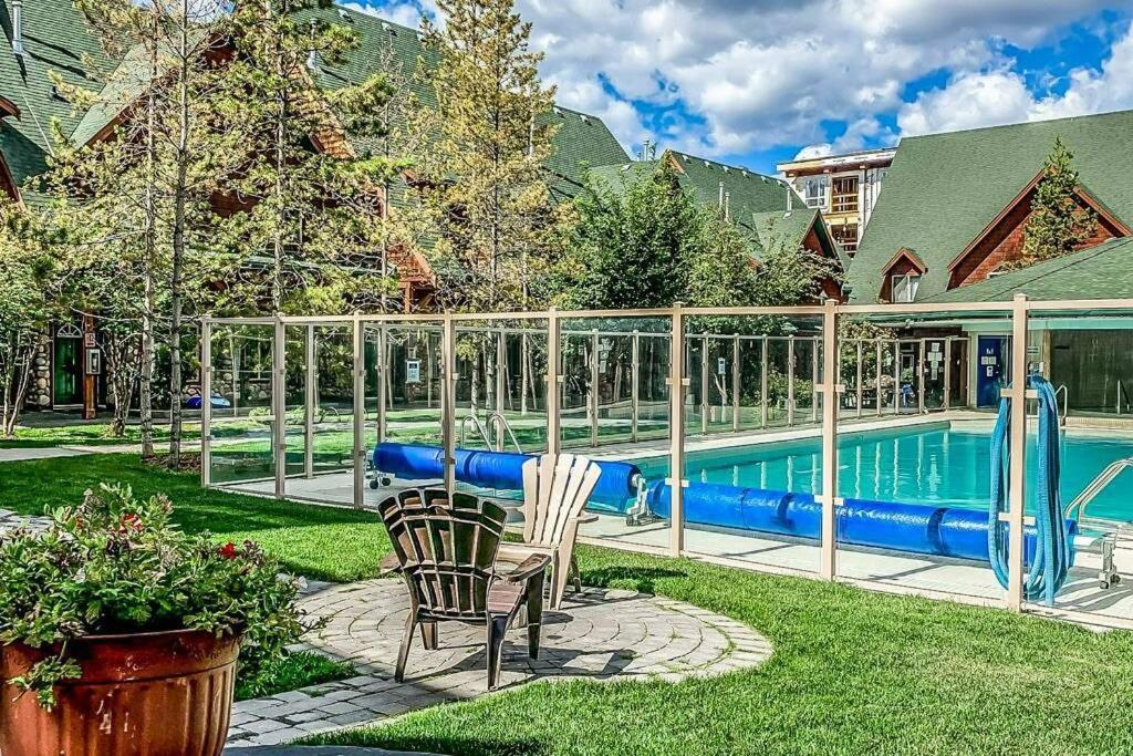 Mystic Getaway Apartment Канмор Екстериор снимка
