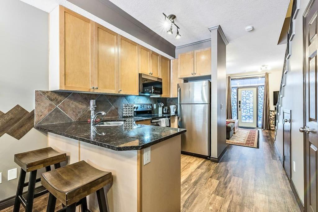 Mystic Getaway Apartment Канмор Екстериор снимка