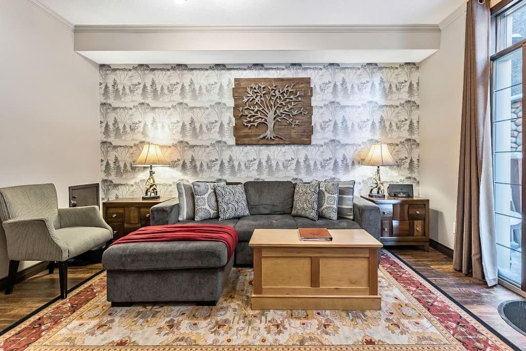 Mystic Getaway Apartment Канмор Екстериор снимка