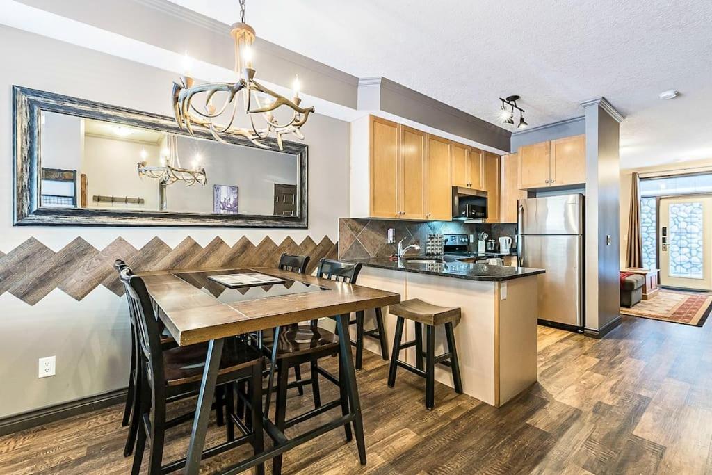 Mystic Getaway Apartment Канмор Екстериор снимка