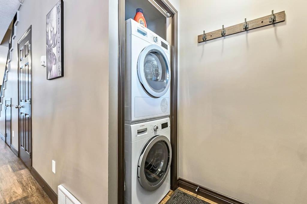Mystic Getaway Apartment Канмор Екстериор снимка