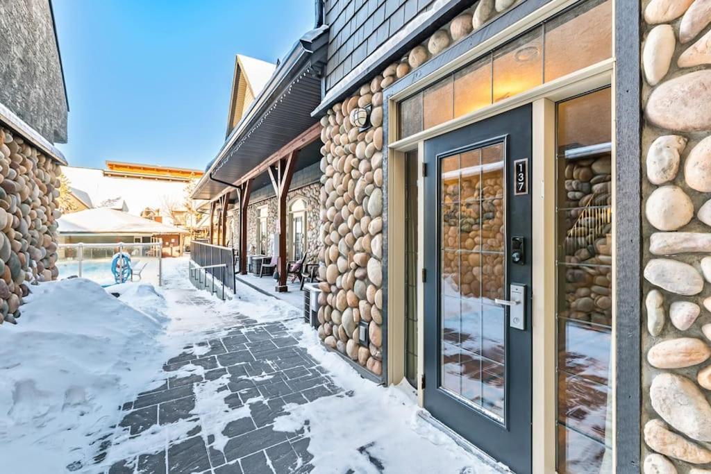 Mystic Getaway Apartment Канмор Екстериор снимка