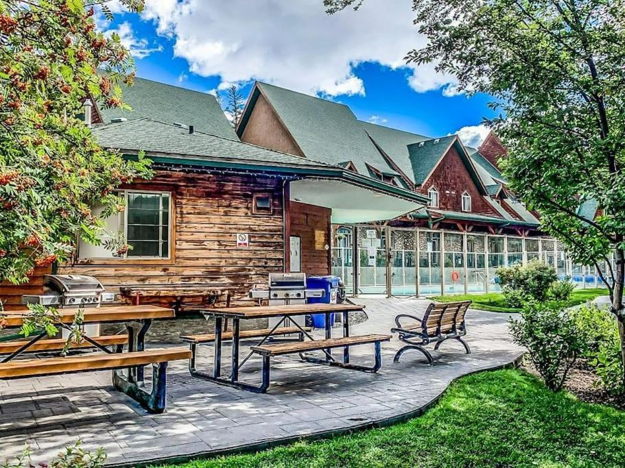 Mystic Getaway Apartment Канмор Екстериор снимка