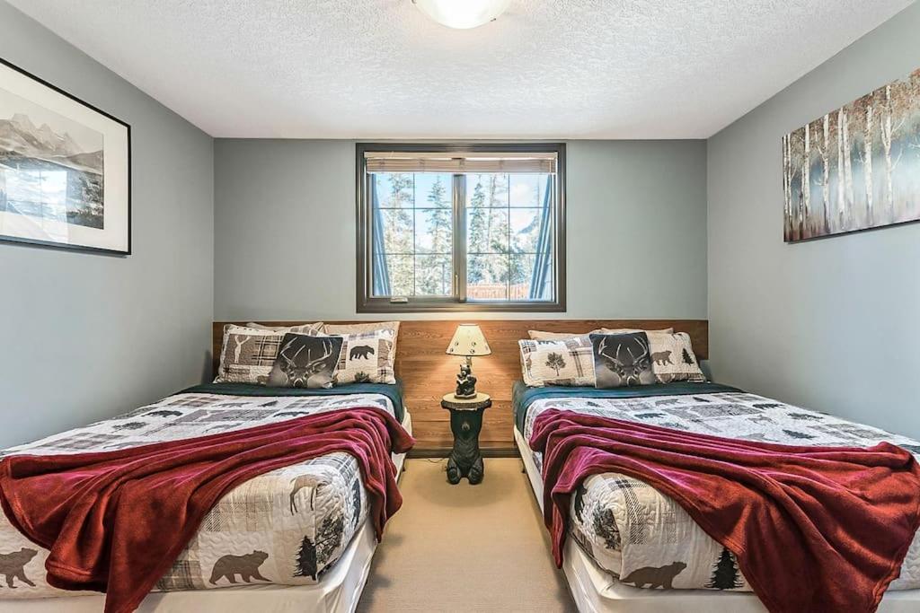 Mystic Getaway Apartment Канмор Екстериор снимка